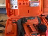une trousse à outils dans la mallette orange posée sur la table