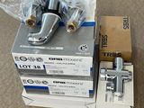 quatre boîtes contenant différents types d'appareils électroniques posées sur une table