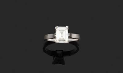 une bague sertie d'une seule pierre, une émeraude et des diamants