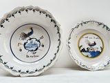 deux assiettes posées sur une table