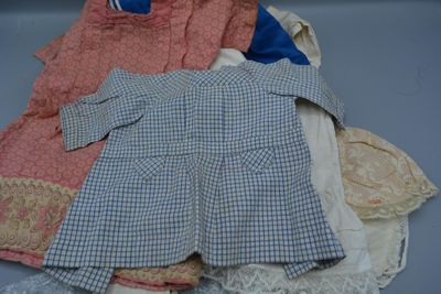 une pile de vêtements posée sur une table