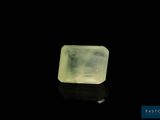 une pierre de quartz verte sur un fond noir