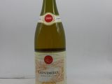 une bouteille de vin posée sur une table