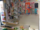 de nombreux articles à vendre sur les étagères du magasin
