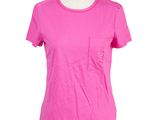 un t-shirt rose pour femme sur un torse de mannequin