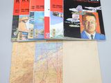 une pile de livres posée sur une table, avec des cartes et encore des cartes