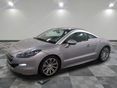 une photo d'une voiture de sport argentée garée dans un garage