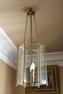 une lumière suspendue au plafond d'une pièce