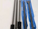 trois outils différents posés sur une table