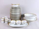 beaucoup d'assiettes et de tasses sur la table