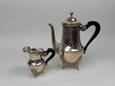 une image représentant une théière en argent et une tasse en argent sur fond blanc