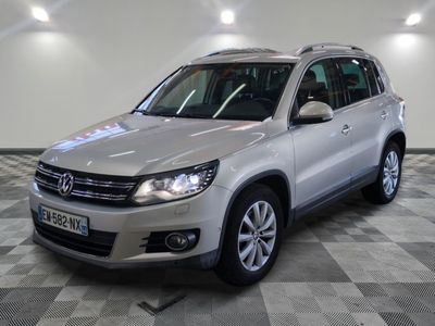 La Volkswagen Tiguan est garée dans le garage, sur un sol à damier.