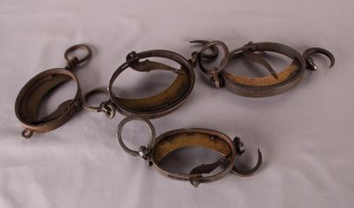 [ INSTRUMENT DE MESURE ] Lot de quatre pesons en laiton et f… - Photo 1