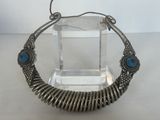 un gros plan d'un bracelet en argent orné de pierres bleues