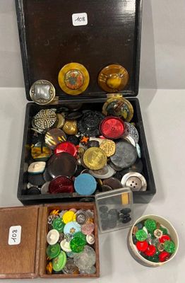 une valise contenant de nombreux boutons