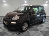 la petite voiture noire est garée sur un carrelage à carreaux