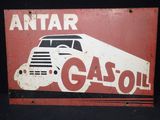 un panneau sur lequel est écrit « antar gas oil »