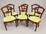 lot de quatre chaises de salle à manger de style victorien en noyer, avec des coussins rembourrés verts
