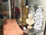 une vitrine en verre contenant de nombreux objets