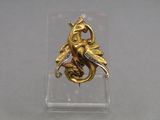 une bague en or ornée d'un oiseau et d'un serpent
