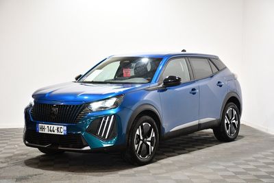 un 4x4 bleu garé dans une pièce au sol en damier