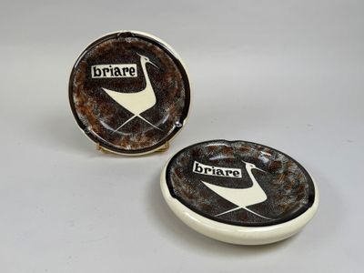 lot de deux assiettes en céramique marron et blanches, ornées d'un motif noir et blanc