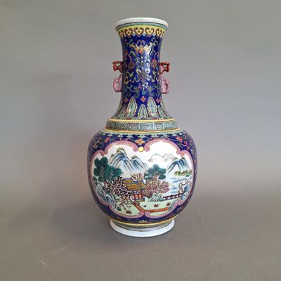 CHINE, XXe siècle Vase bouteille Jianqiuping en porcelaine e…