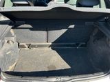 le coffre d'une voiture, dont le hayon est ouvert