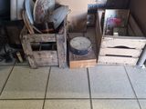 une table sur laquelle sont posés plusieurs objets