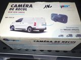 une boîte sur laquelle figure l'image d'une camionnette blanche