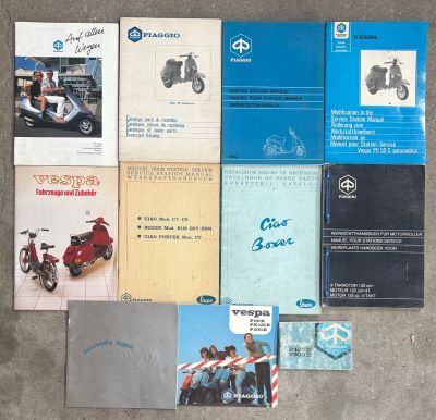 de nombreux livres et brochures sur la moto, éparpillés sur le sol