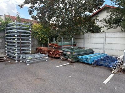 de nombreux rayonnages métalliques dans un parking situé à côté d'un immeuble