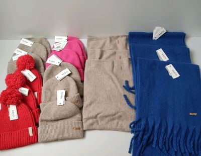 Lot de 18 écharpes et bonnets BARTS - NEUFS - TVA Récupérabl… - Photo 1