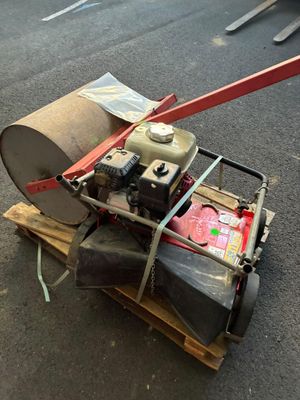 une petite machine posée sur une palette dans la rue