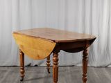 une table ovale à abattants, avec des pieds tournés et un plateau à abattants