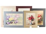 trois tableaux encadrés représentant des fleurs dans des vases, sur un fond blanc