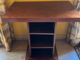 une table en bois surmontée d'une étagère à livres