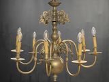 un lustre ancien en laiton à cinq branches et cinq lumières