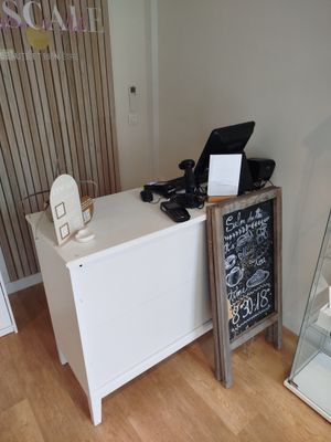 un petit bureau sur lequel est posé un téléphone, dans une pièce