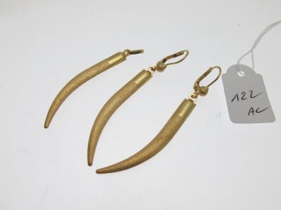 deux boucles d'oreilles plaquées or, dotées de crochets longs et incurvés