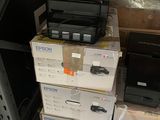 une pile de cartons et une imprimante posées les unes sur les autres