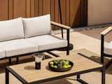 une photo d'une terrasse avec un canapé, une table et une lampe