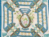 un foulard carré bleu et blanc orné d'une image de cheval