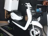un scooter blanc équipé d'un panier à l'arrière
