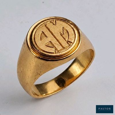 un gros plan d'une bague en or sur laquelle figure un chiffre romain