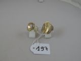 paire de boucles d'oreilles en or et diamants avec une étiquette de prix sur un fond blanc