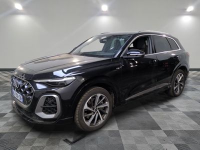 un SUV Hyundai Santa Limited noir de 2020 garé sur un sol à damier