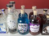 des bouteilles d'alcool sont alignées sur un plan de travail