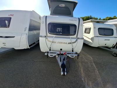 deux camping-cars blancs garés côte à côte sur un parking