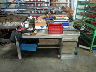 un établi dans un garage, sur lequel sont posés de nombreux outils